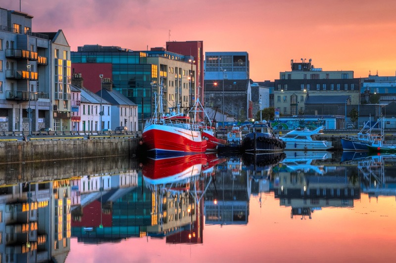 Irland - Sonnenaufgang in der Hafenstadt Galway © Alexey Zarodov @ AdobeStock